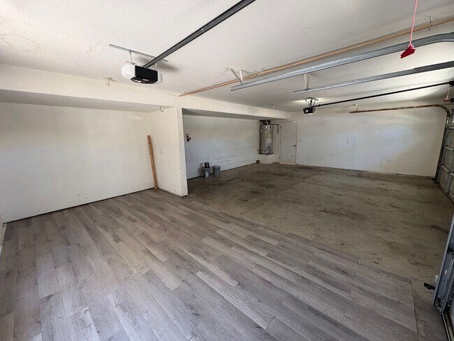 Building Photo - 703 W Russell Ave