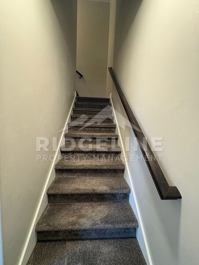 Building Photo - 664 S Saturn Ave