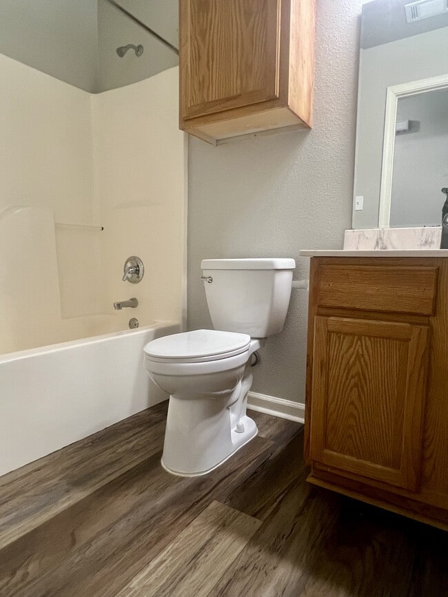 Building Photo - 1200 Oakview Dr