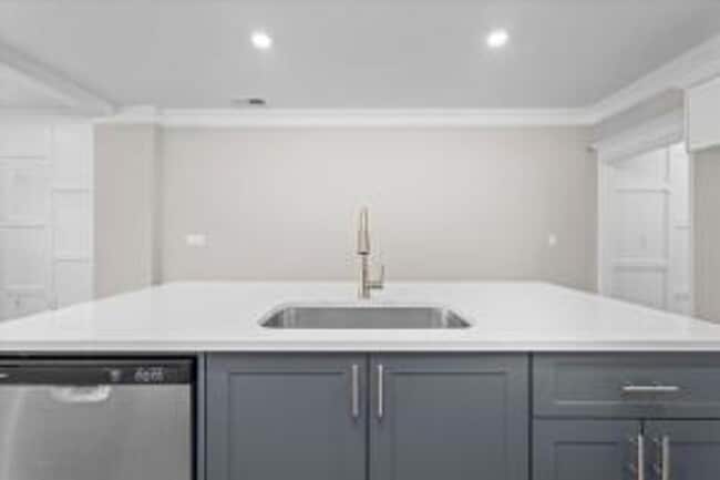 Building Photo - 1005 Linsmore Ave