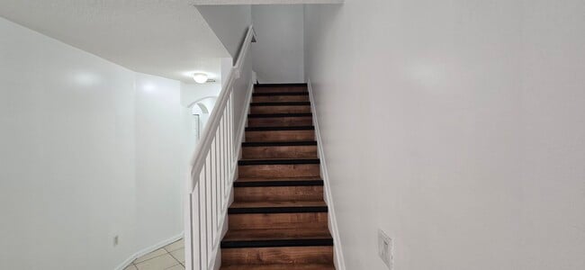 Building Photo - 4942 Leeward Ln