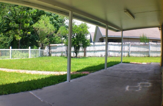 Building Photo - 2320 Justin Ave