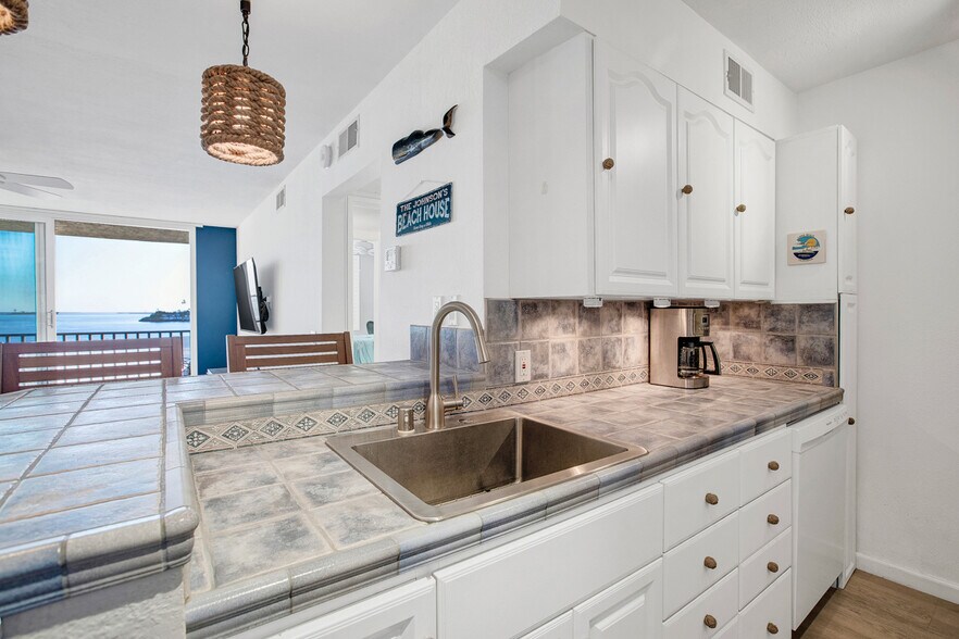 Building Photo - 1140 E Ocean Blvd