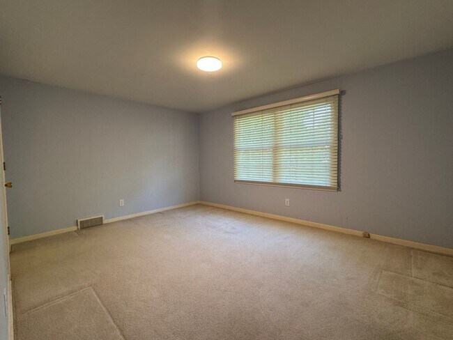 Building Photo - Rare lease opportunity in Leawood + Spacio...