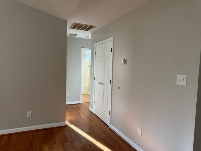 Building Photo - Charming Cul-de-Sac Home