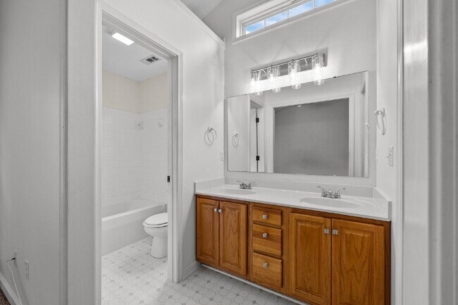 Building Photo - Convenient 3-Bedroom Rental with Fenced Ya...