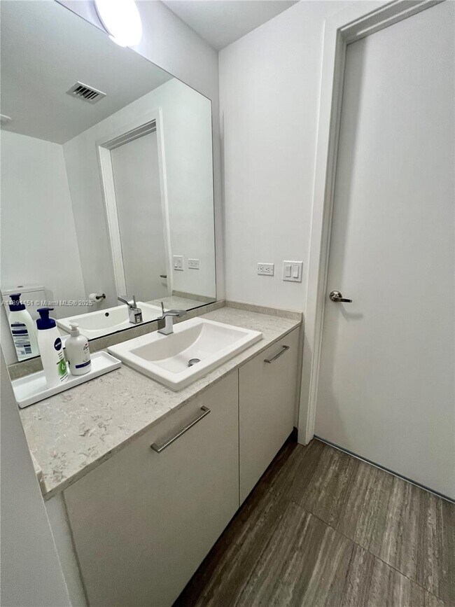 Building Photo - 1010 Brickell Ave