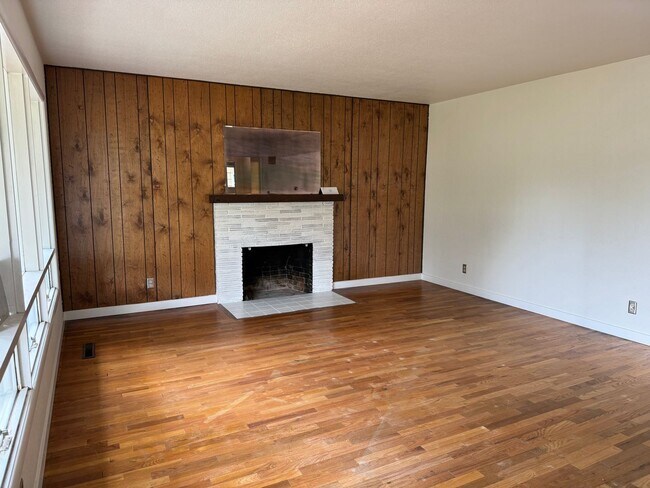 Building Photo - Beautiful 3 bedroom 1.5 bath house with a huge yard!