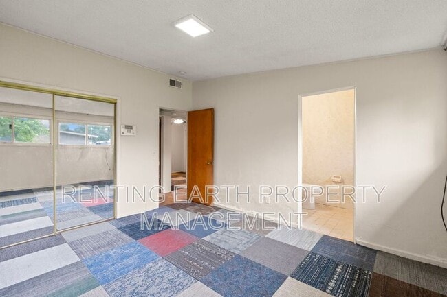 Building Photo - 6452 Evergreen Blvd