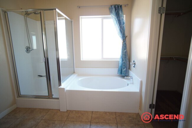 Building Photo - Stunning 4 Bed 2 Bath Home Off of Hosking and Wible!