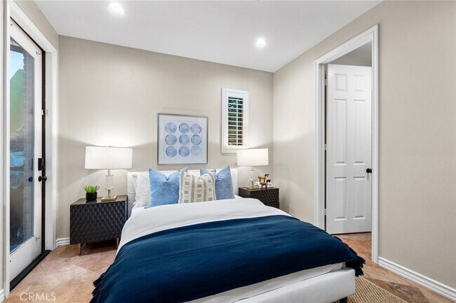 Building Photo - 33 Tall Hedge