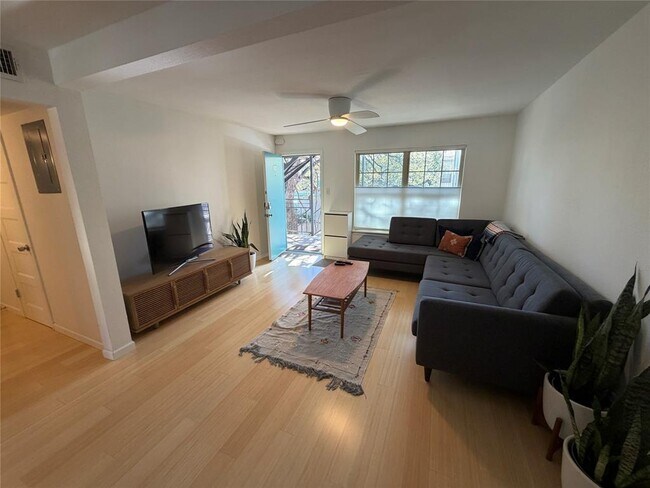 Building Photo - 300 Crockett St