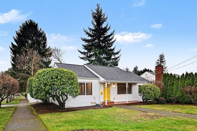 Building Photo - 2658 35th Ave W