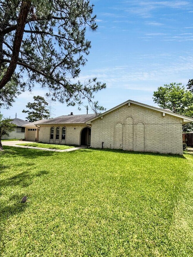 Building Photo - 3-Bedroom, 2-Bathroom Home in Convenient L...