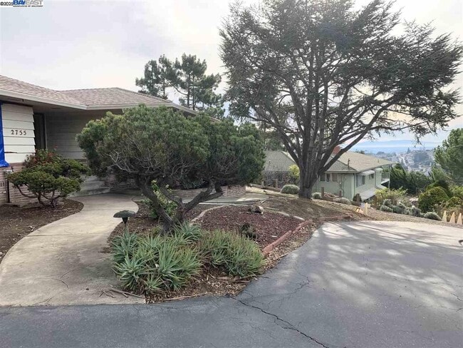 Building Photo - 2755 Pineridge Rd