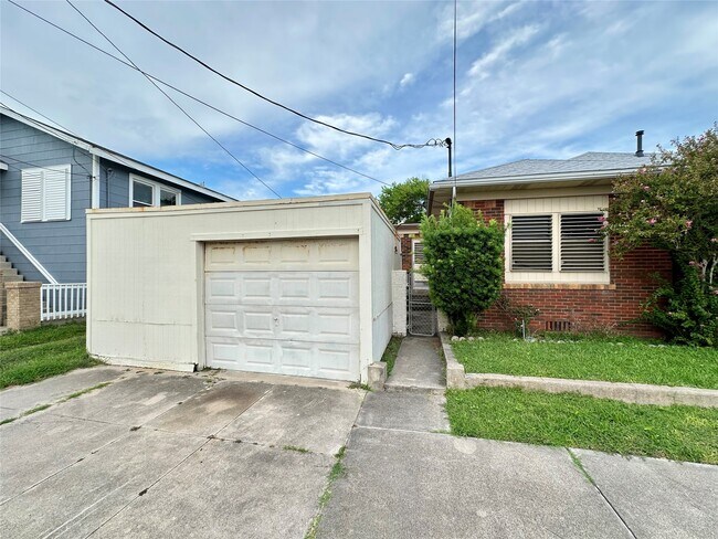 Building Photo - 3828 Avenue S 1/2