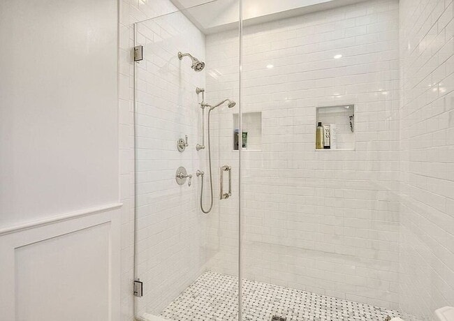 Building Photo - 3-Bed, 4-Bath Retreat in Chevy Chase!"