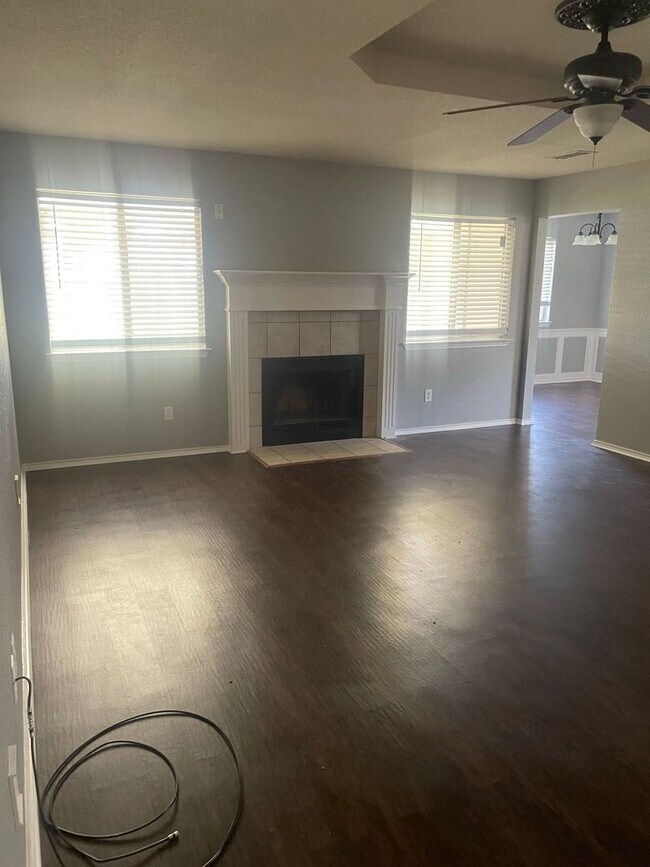 Building Photo - 4 bedroom 2 bathroom house! HOUSING ACCEPTED!