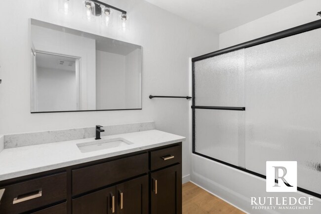 Building Photo - 565 G St