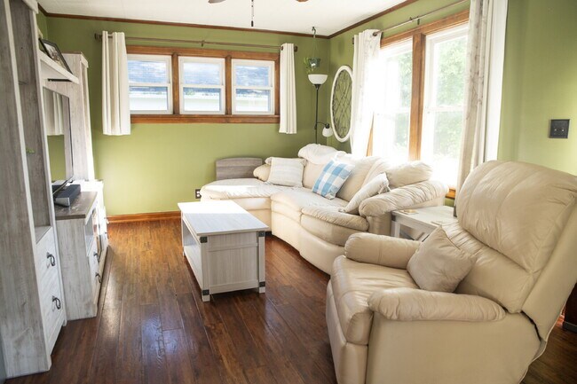 Building Photo - Beautifully Renovated 4-Bedroom Home with Fenced Backyard!