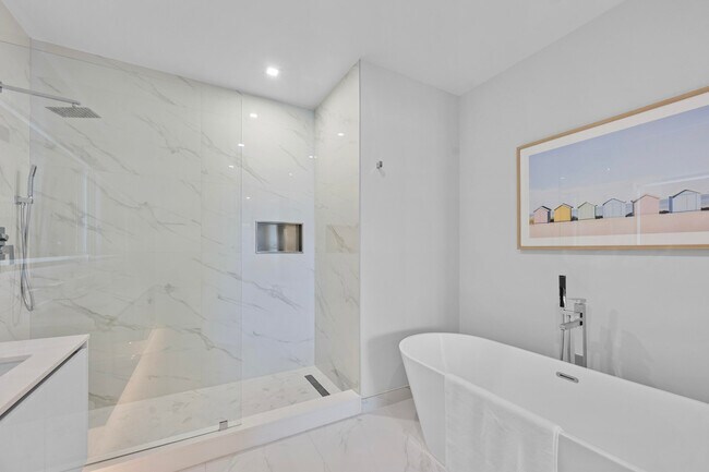 Building Photo - 220 Lake Shore Dr