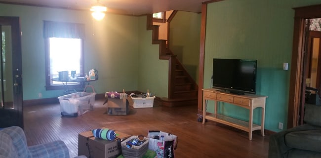 Building Photo - Charming 4 BD/2 BA home with large front porch behind optometry school and ELM Restaurant