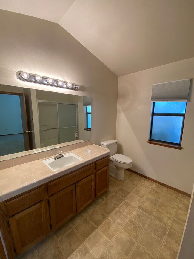 Building Photo - 1348 E Ferguson Ct