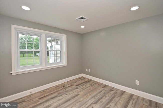 Building Photo - 205 Maple Ave