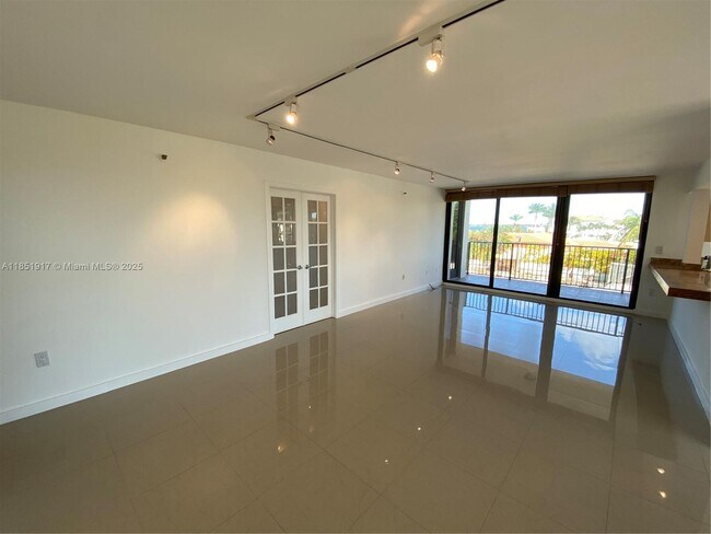 Building Photo - 801 N Venetian Dr