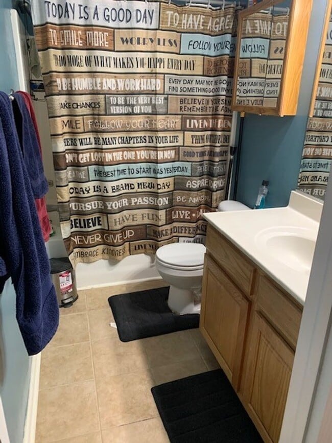 Building Photo - Beautiful 3 bedroom home with room for everyone & pets!