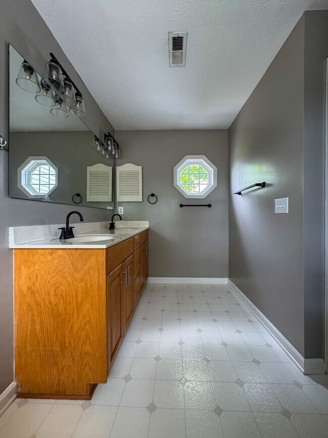Building Photo - Cute 3 Bed 2.5 Bath Home in Fayetteville with Fenced Yard
