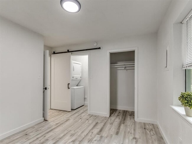 Building Photo - 906 E Comanche St