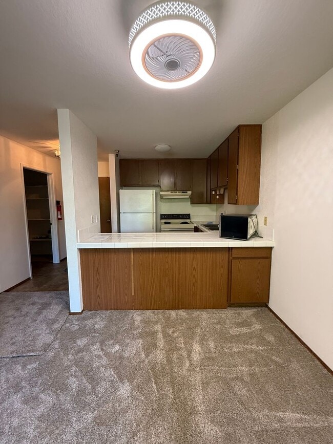 Building Photo - Low income 62+ 1 bedroom at Vista Prieta!