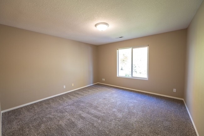 Building Photo - Three bedroom home with a bonus room and Air Conditioning - Built in 2000