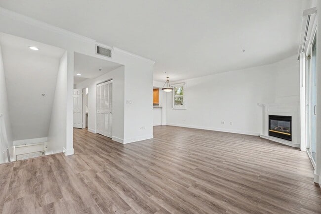 Building Photo - Fully Remodeled End-Unit with Views, Private Garage & Flexible Living Space – South of the Blvd