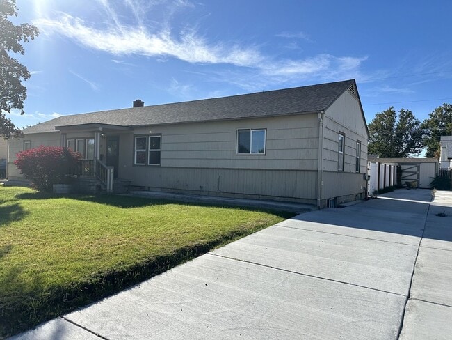 Building Photo - 1st Month Rent Free!  Charming & Modern 2-...