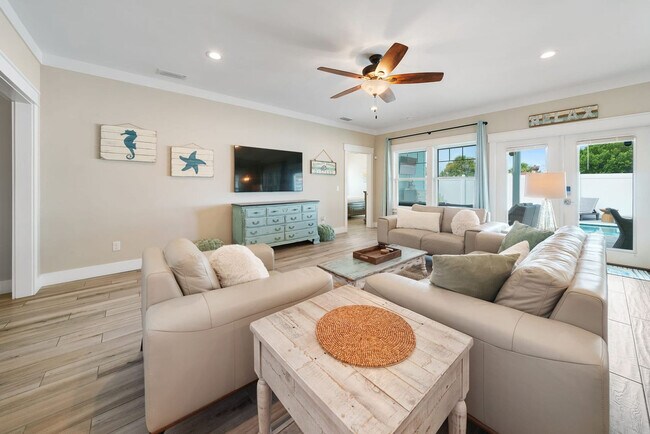 Building Photo - 121 Christmas Tree Ln