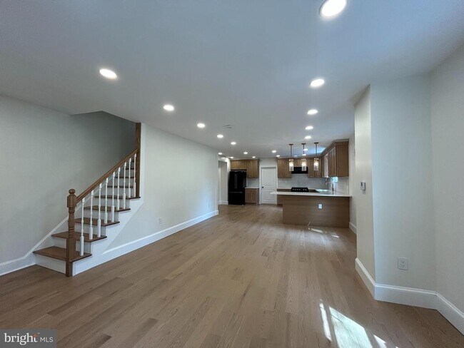 Building Photo - 5 Locust St