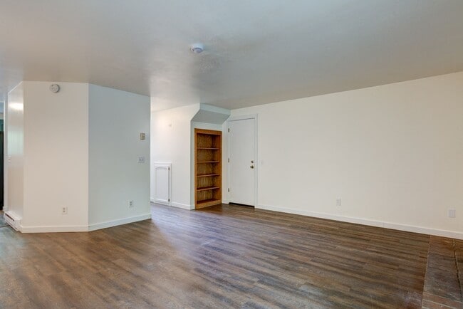 Building Photo - 3 Bedroom/2.5 bathroom townhouse centrally located Oak Harbor