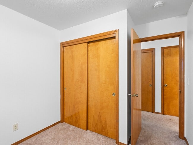 Building Photo - 1107 Meadowview Ct