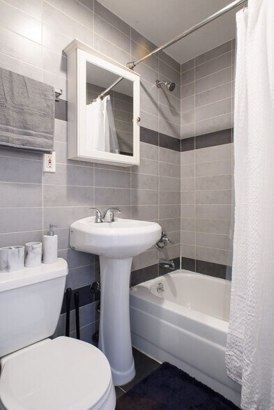 Building Photo - 69 Clinton St