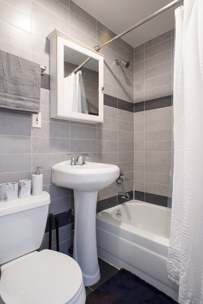 Building Photo - 69 Clinton St