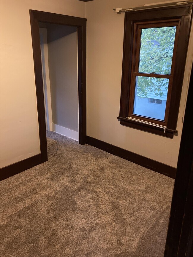 Building Photo - 630 W 7th Ave