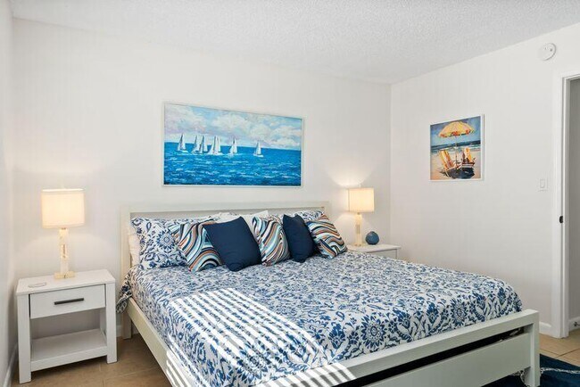 Building Photo - 2319 Tamarind Dr