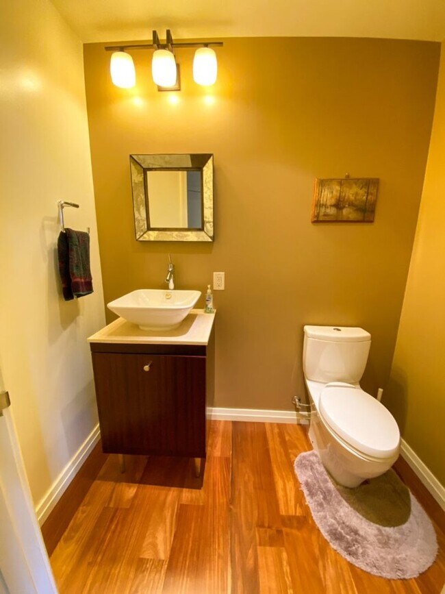 Building Photo - 1Bd/1.5BA Bellevue Condo