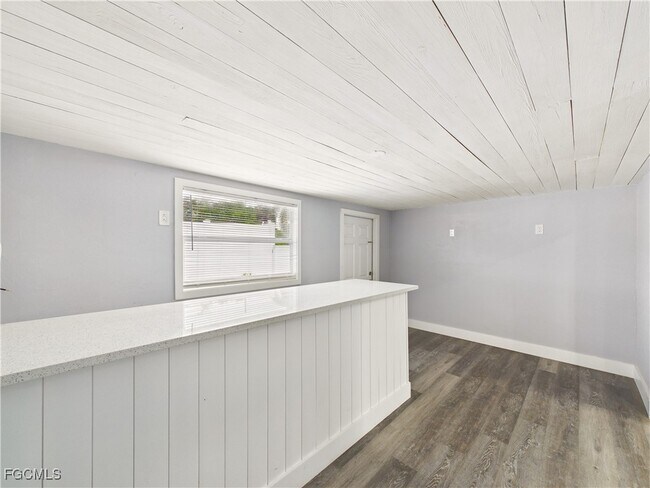 Building Photo - 567 13th St N