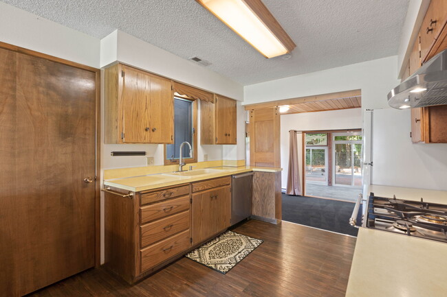 Building Photo - 10181 N Fairway Dr