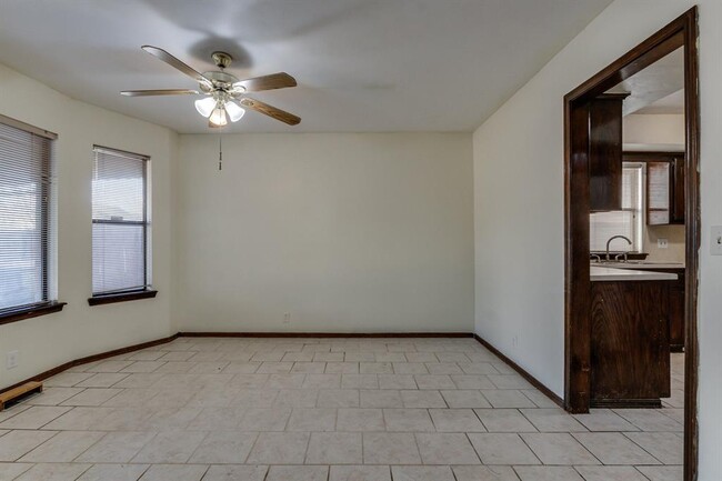 Building Photo - 2013 Tanglewood Dr