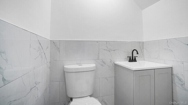 Building Photo - 164-35 109th Ave