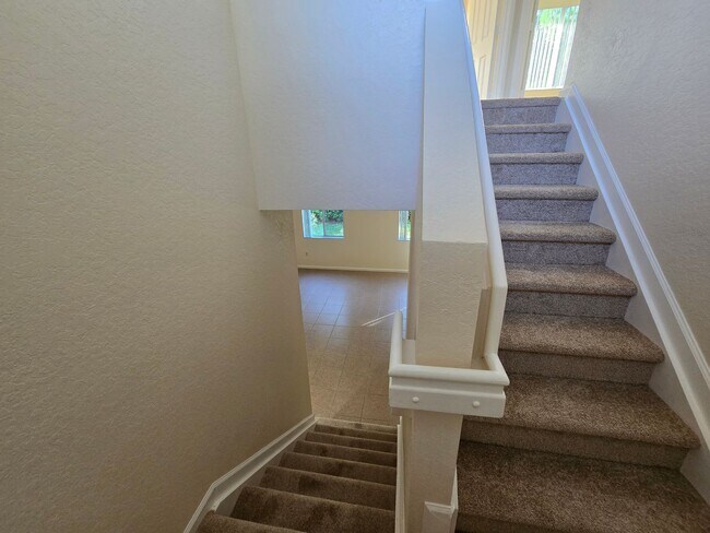 Building Photo - ANNUAL RENTAL - 3/2 BRADFORD PLACE